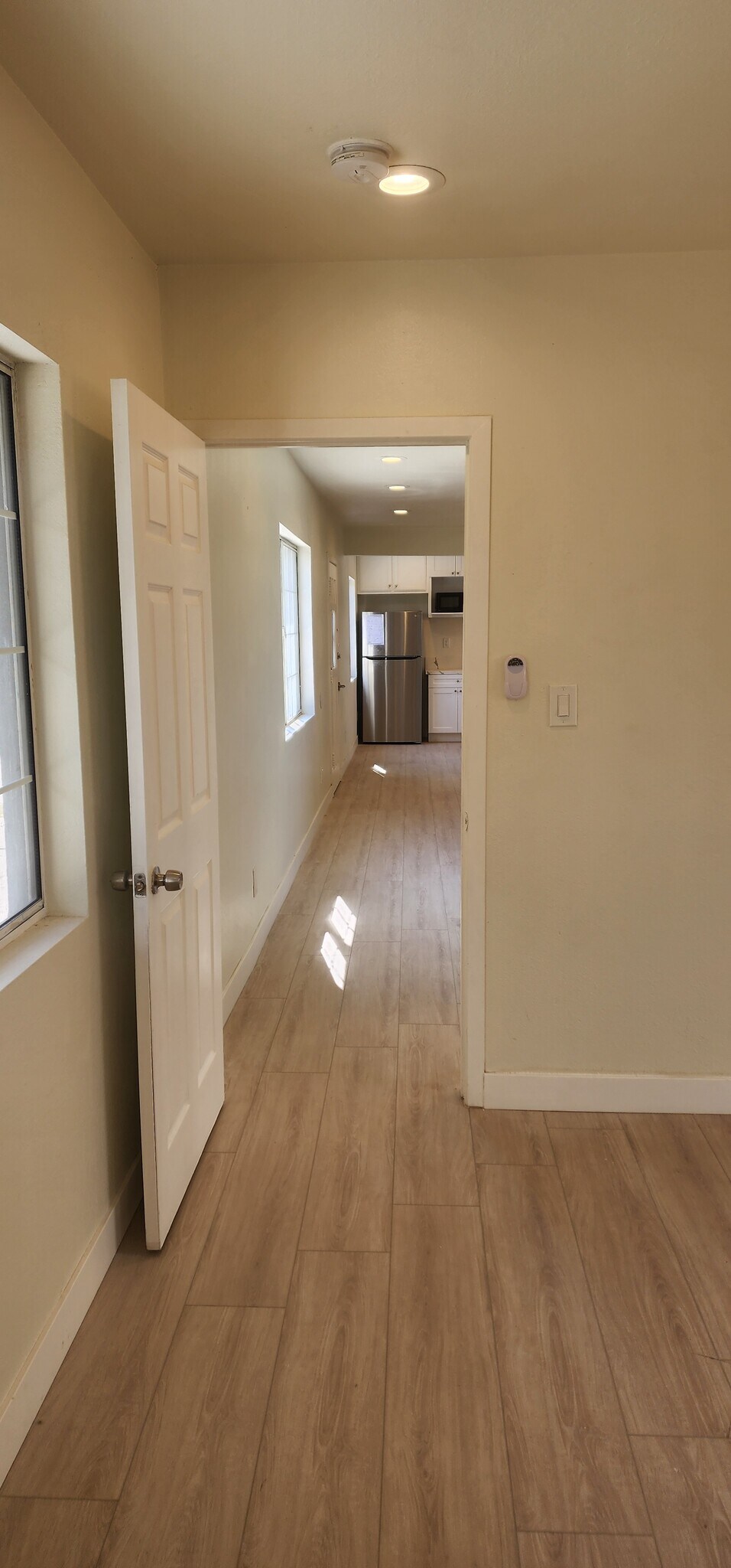 Building Photo - 950 N Kingsley Dr