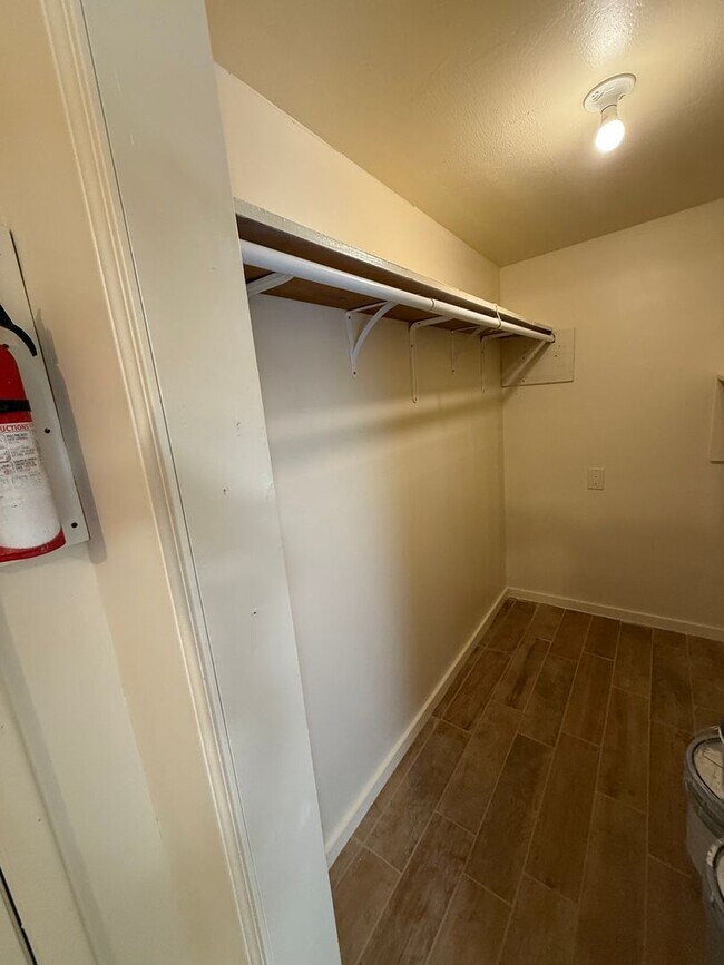 Building Photo - 4 bed , 1.5 bath , inside laundry, fenced yard, ceramic flooring throughout!