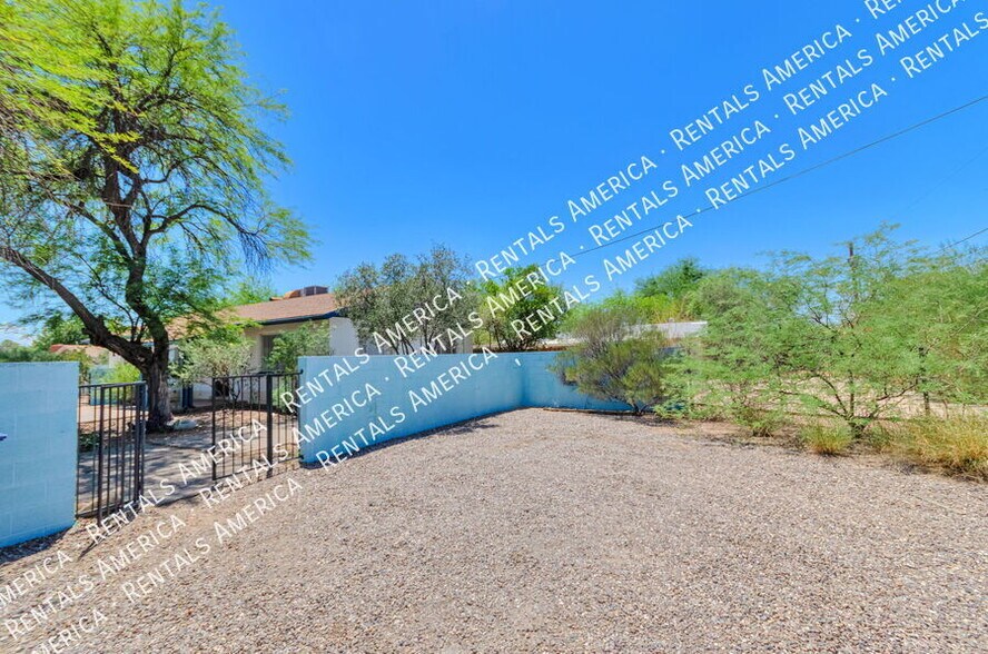 Building Photo - 3733 N Mountain Ave