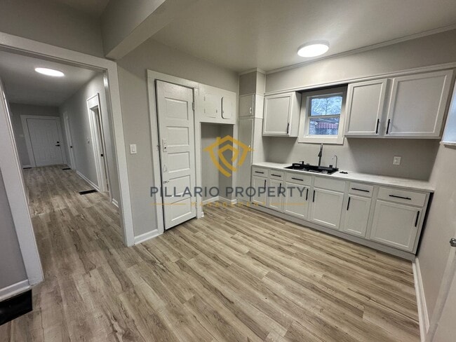 Building Photo - Welcome home to this beautiful 2 bedroom, 2 full bath in Forest Manor, just minutes from the Fair...