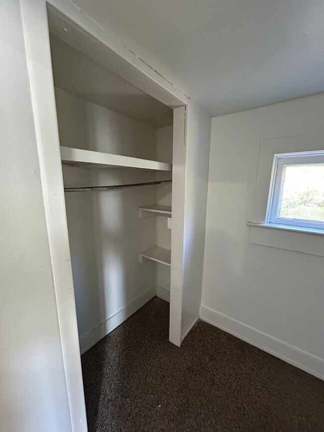 Building Photo - 210 S 4th St