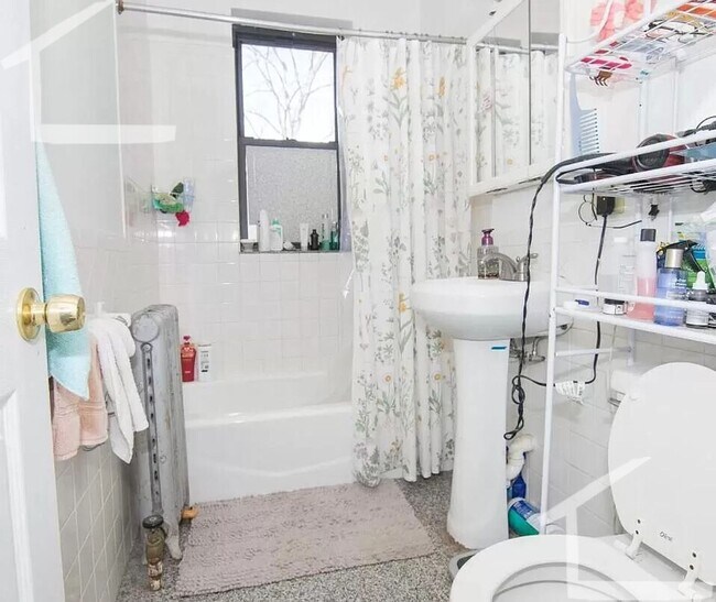 Building Photo - Great 4 Bed Available 9/1/26