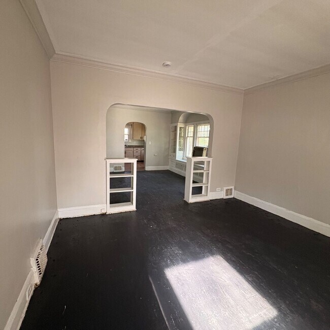 Building Photo - Charming 3 - Bedroom Property in Prime Location
