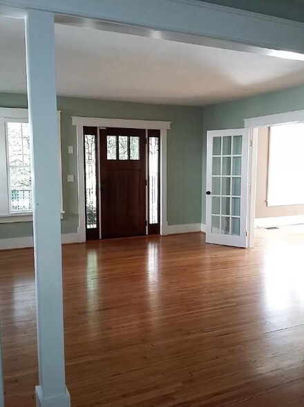 Building Photo - 1106 Lawrence Ave