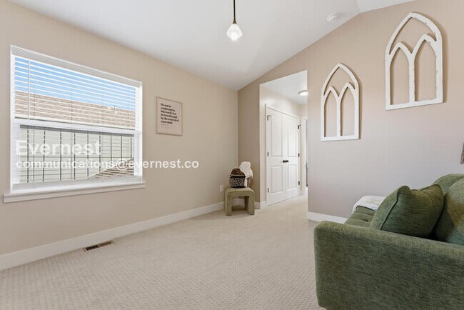 Building Photo - 4 Bed/3 Bath Townhome with Fenced Yard & Garage / Available Now!