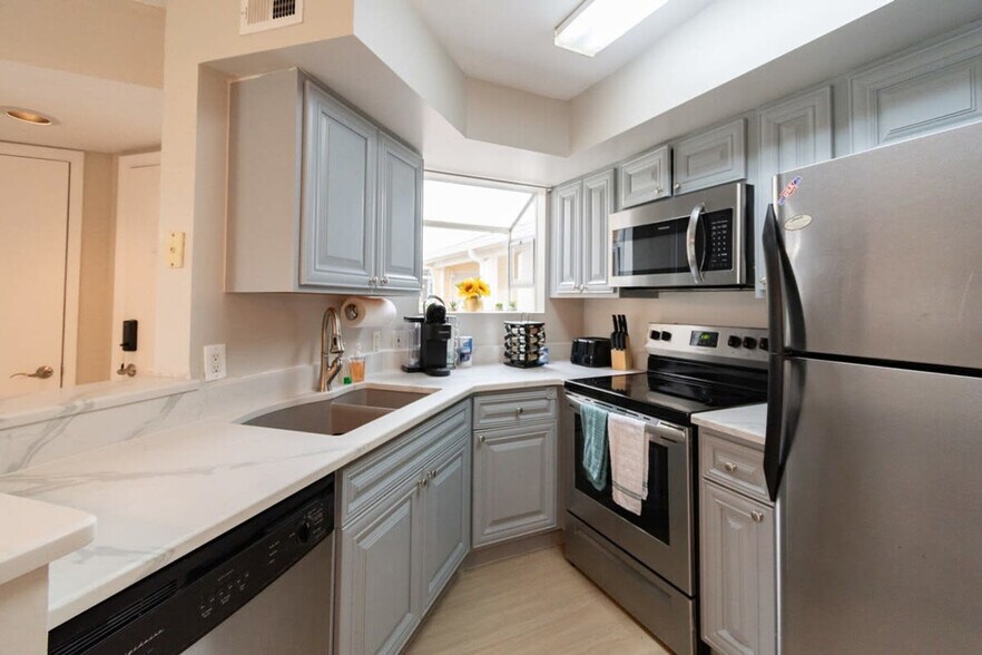 Building Photo - 1999 Island Club Dr