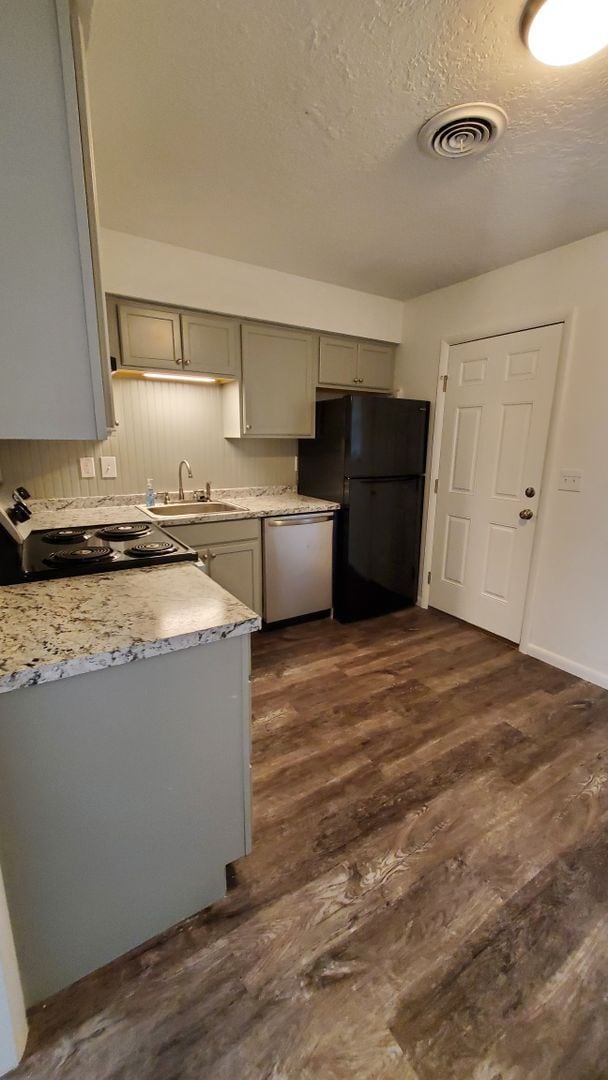 Building Photo - (2) Bed/(1) Bath Updated and Located just East of Campus Avail 8/11!