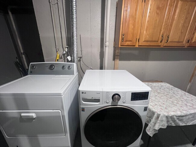 Building Photo - Single Family Home - Three Bedroom Tri-level!