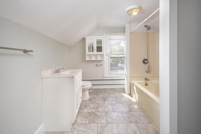 Building Photo - 338 Saratoga St