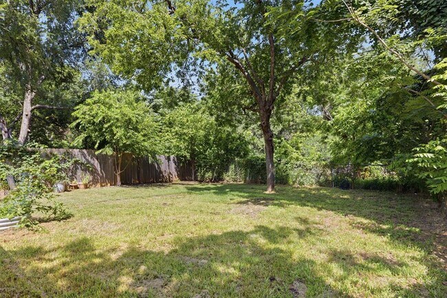 Building Photo - 409 Lake Creek Cir