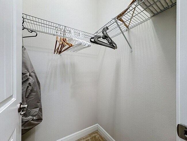 Building Photo - 8 Bedrooms 7 baths on a resort community