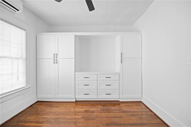 Building Photo - 405 4th St NE