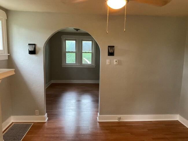 Building Photo - Charming, Character-Filled 2 Bedroom in Brentwood – Freshly Updated & Move-In Ready