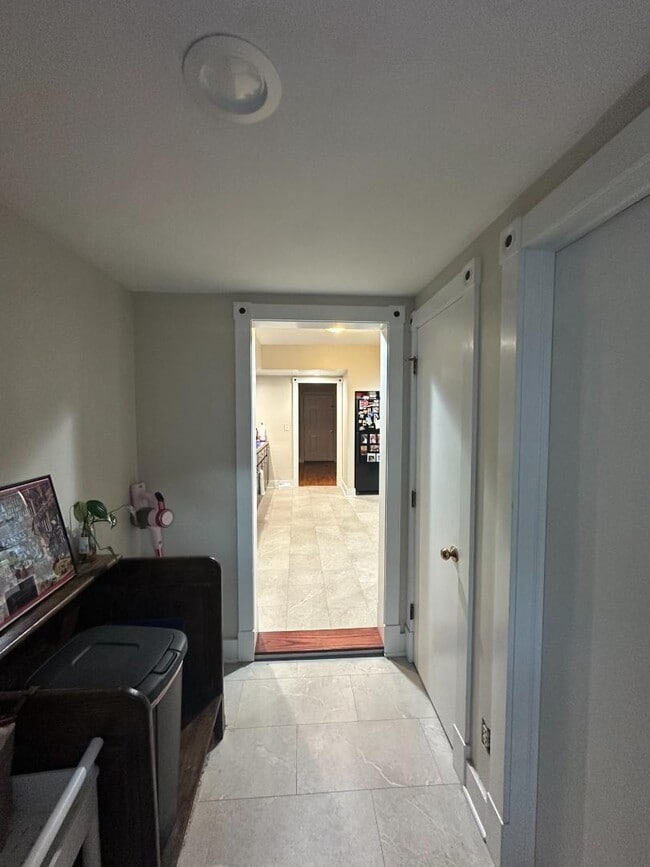 Building Photo - 813 Maine St