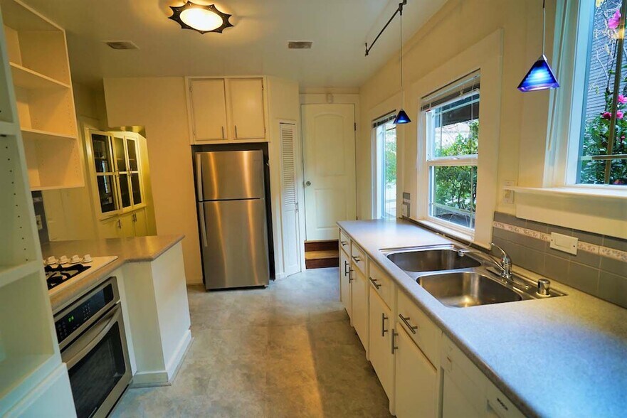 Building Photo - 2836 Derby St