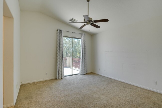 Building Photo - FANTASTIC 3 BEDROOM 2.5 BATH IN NORTH LAS ...