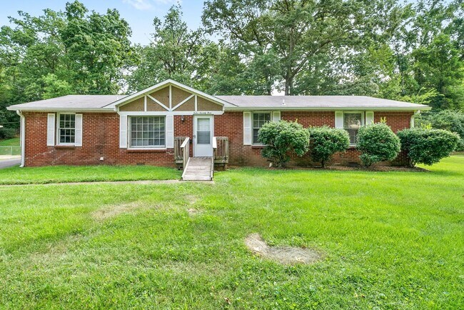Primary Photo - 3 Bedroom Home For Rent Near Downtown Clar...