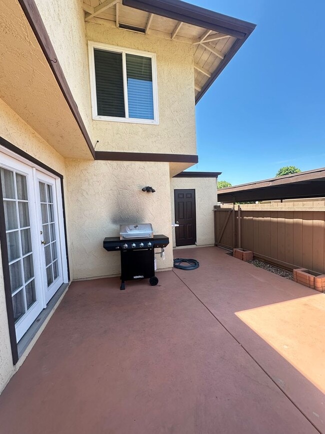Building Photo - Spacious 3BR/2.5BA updated 2-story townhou...