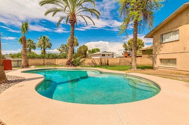 Building Photo - 6 Bedroom ASU house with pool and large yard