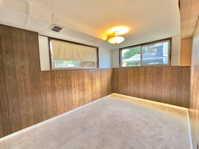 Building Photo - 2,510 Sq Ft | 5 Bedroom · 3 Bathroom – W/D, Terrace, Garage & Extra Space