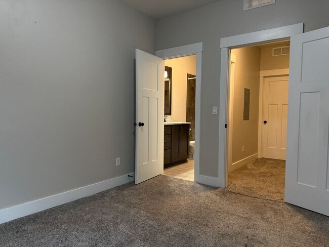 Building Photo - 690 S Saturn Ave