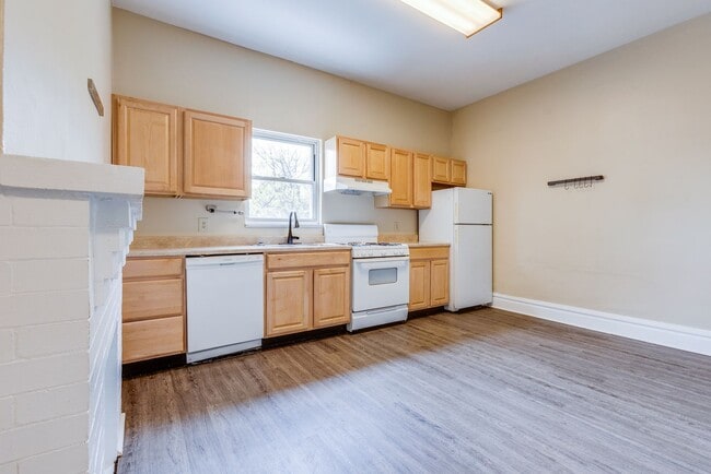 Building Photo - 236 Plymouth St