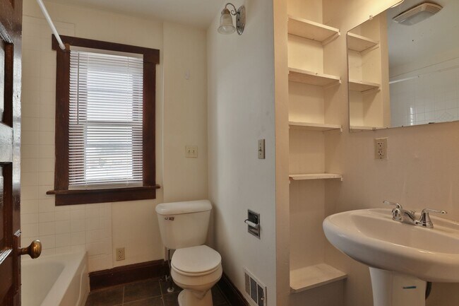 Building Photo - Large 4 Bedroom North Campus Townhouse - 1st house from High Street