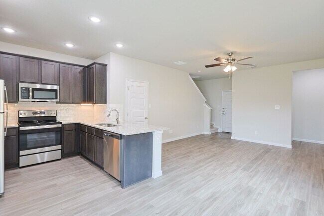 Building Photo - Modern Townhouse in New Braunfels