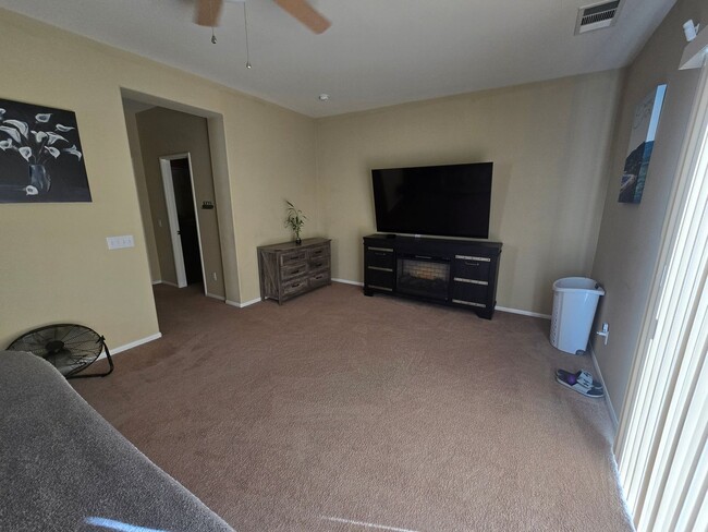 Building Photo - 3 Bedroom 2 Bath located in Mountain View DHS