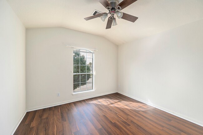 Building Photo - 10003 Lynette Falls Dr