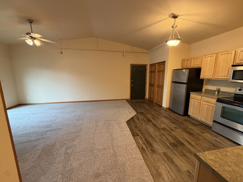 Building Photo - 1632 Evergreen Dr