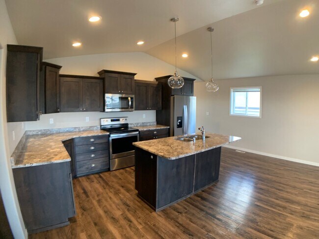 Building Photo - 4 bed 3 bath Single Family Home