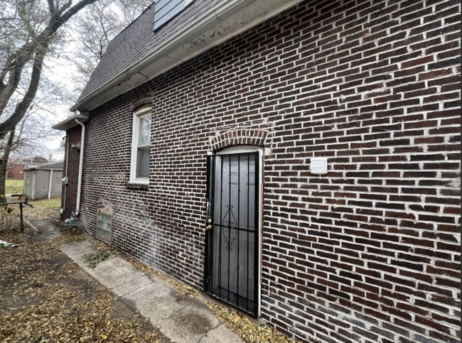 Building Photo - 824 Tyler St