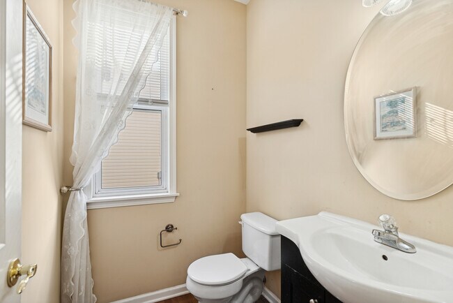 Building Photo - 1534 S Falcon Dr