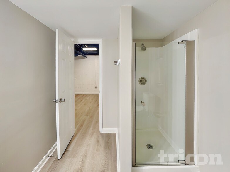 Building Photo - 985 Brookmont Dr S W