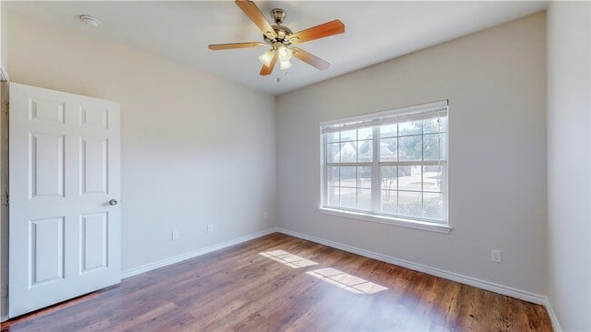 Building Photo - 2487 Horse Shoe Dr