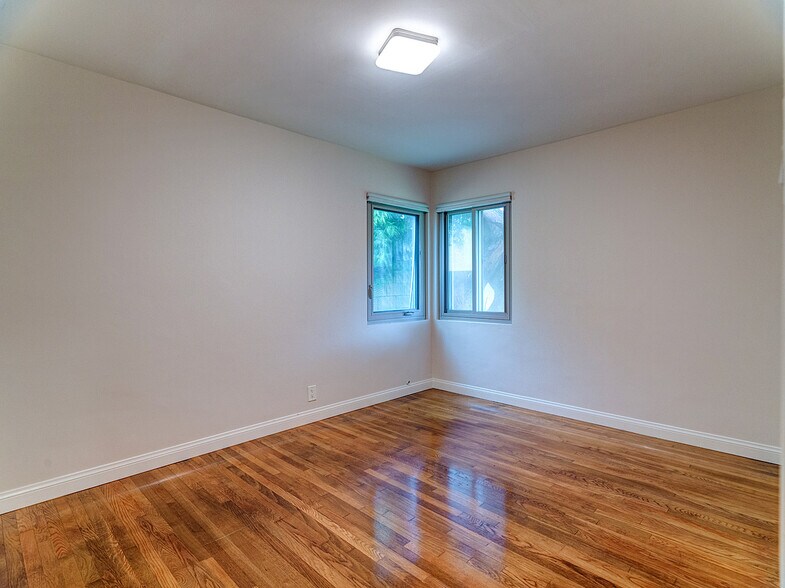 Building Photo - 8716 Bleriot Ave