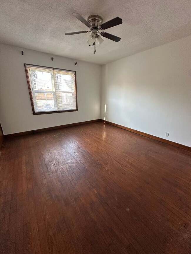 Building Photo - 1652 Roosevelt Ave