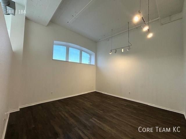 Building Photo - 320 W 7th St