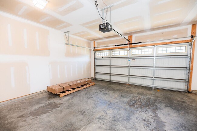 Building Photo - Amazing 4 bedrooms, 2.5 baths 2-story home in Clemmons w/ 2 car garage/fenced in backyard