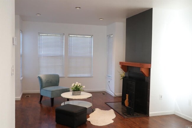 Building Photo - Benicia's 3 Bedrooms & 2.5 Bathrooms Townhouse, Water/Sewer/Trash Paid by HOA