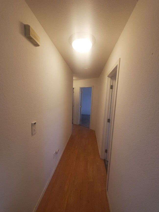 Building Photo - 3 Bed 2 Bath - Single Level - Fenced - 2 C...