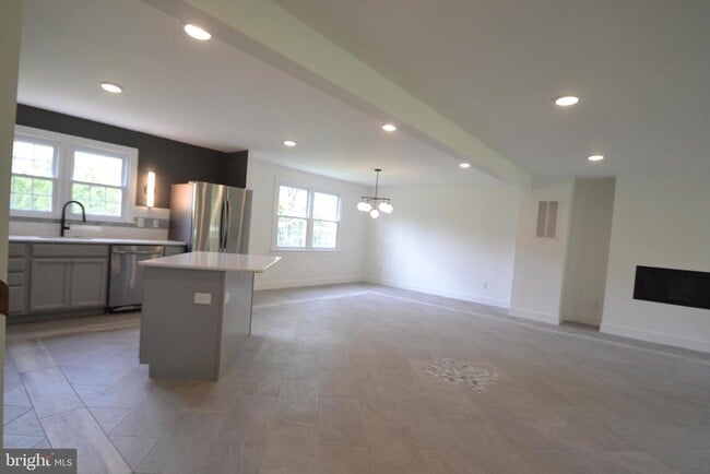 Building Photo - 1436 E Lamplighter Ln