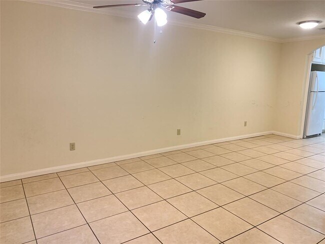 Building Photo - 814 Mobile Dr