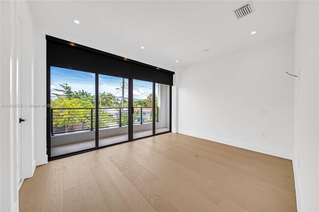 Building Photo - 2710 SW 34th Ave
