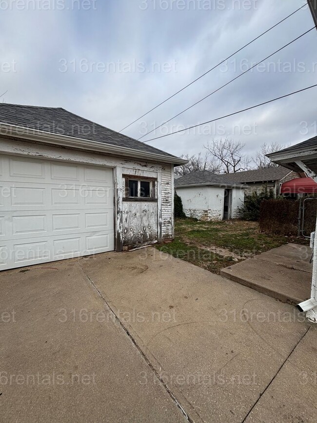 Building Photo - 3 bed 1 bath available NOW!