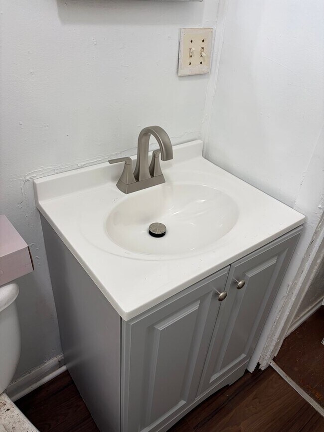 Building Photo - Remodeled 3 Bedroom Home with bonus room!