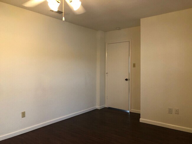 Building Photo - 208 E Denton Dr