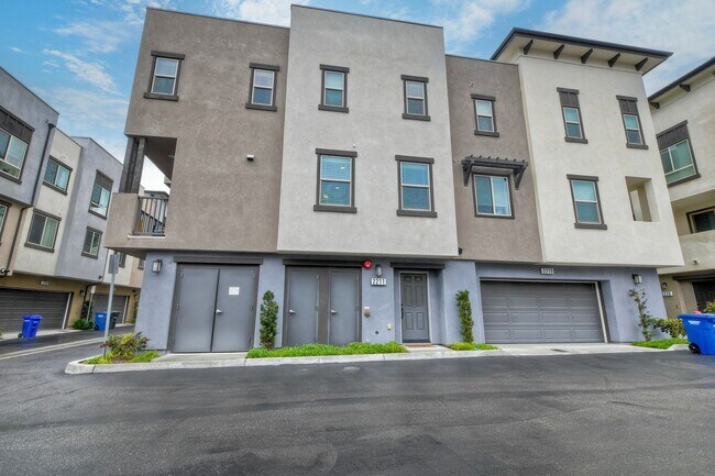 Building Photo - 2211 Solara Ln