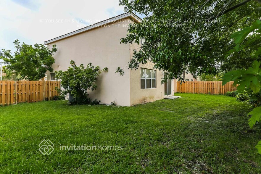 Building Photo - 10621 SW 14th Ct